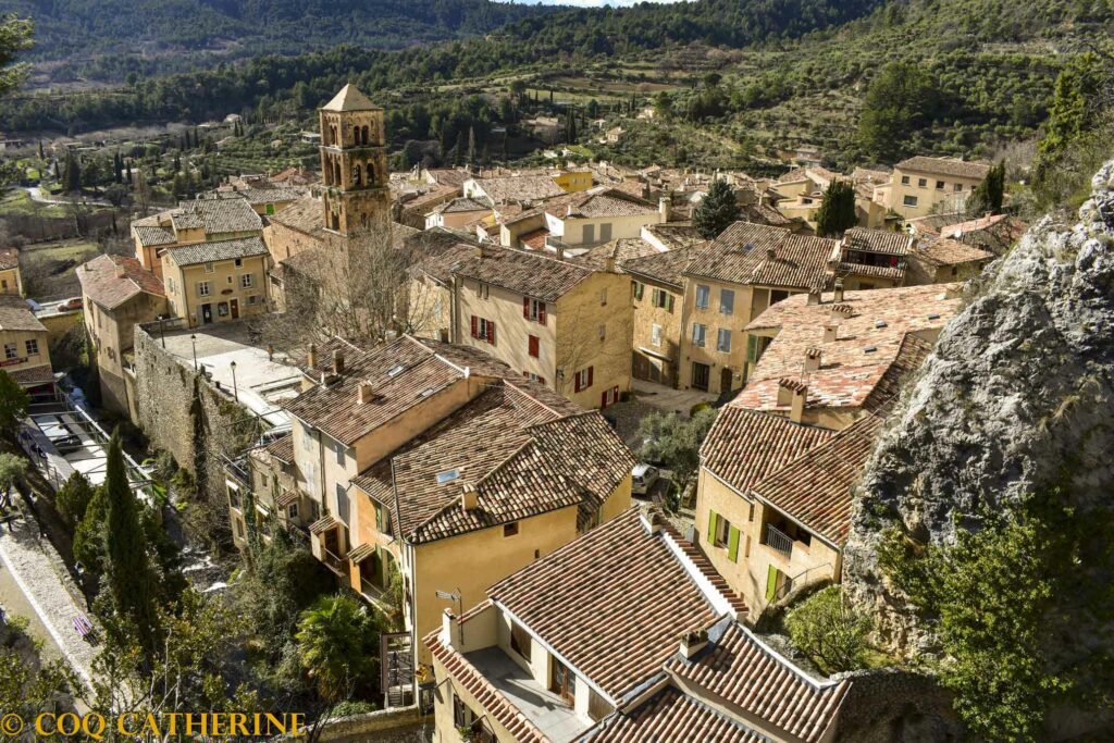 Le clocher et les toitures de Moustiers Sainte Marie