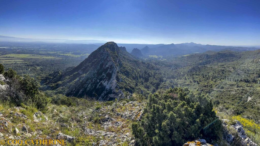 Panorama sur la crête des Alpilles avec des falaises