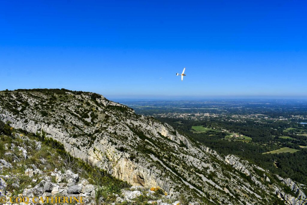 Un planneur survol le pas de l’aigle et le plateau de la Caume