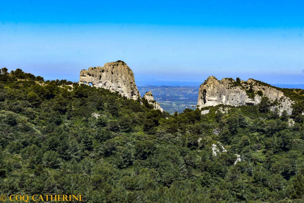 les falaises du rocher aux deux trous