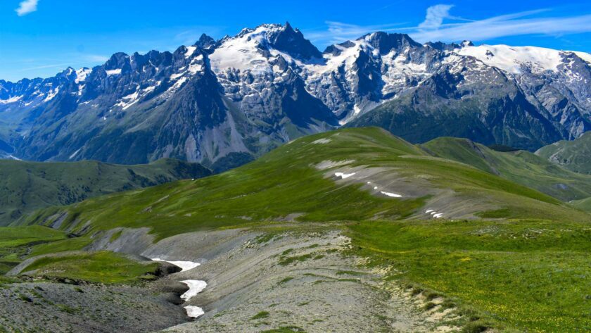 le panorama sur le massif de la Meije avec les glaciers et le Signal de la Grave