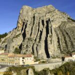 Sour la rando du trou de l’Argent : la Baume de Sisteron avec les falaises verticals qui dominent les maisons