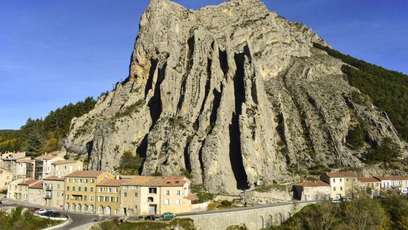 Sour la rando du trou de l’Argent : la Baume de Sisteron avec les falaises verticals qui dominent les maisons