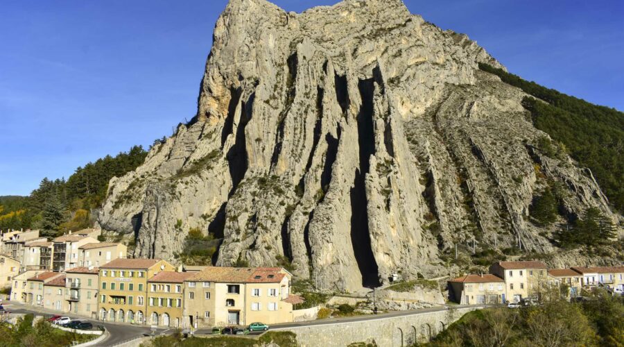 Sour la rando du trou de l’Argent : la Baume de Sisteron avec les falaises verticals qui dominent les maisons