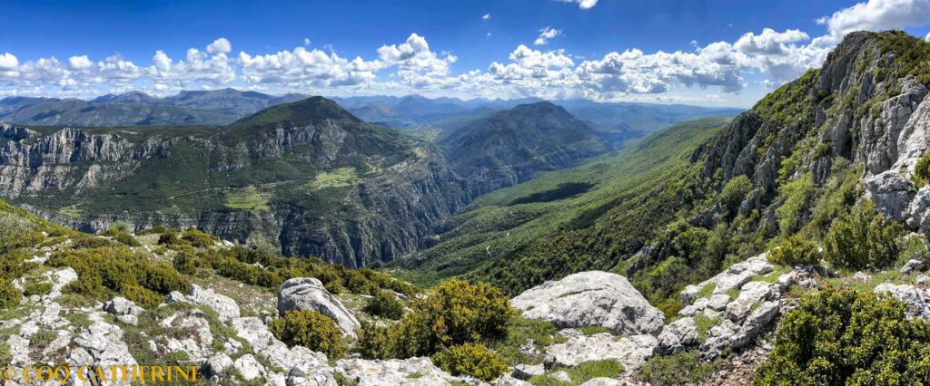 panorama sur toutes les gorges du Verdon, le sommet du grand Marges et le village de La Palus