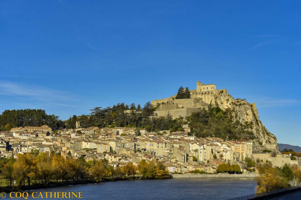 Panorama sur Sisteron avec la citadelle et le village à ses pieds et la rivière de la Durance