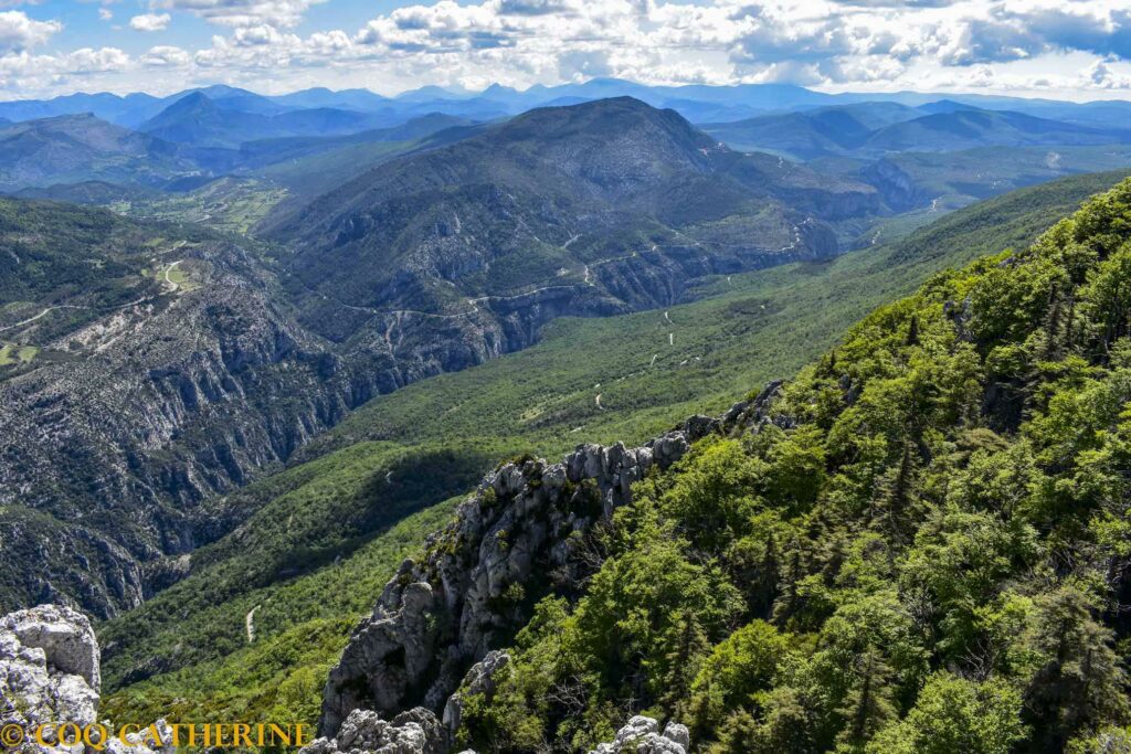 depuis le sommet du grand Marges, panorama sur toutes les gorges du Verdon et le village de La Palus