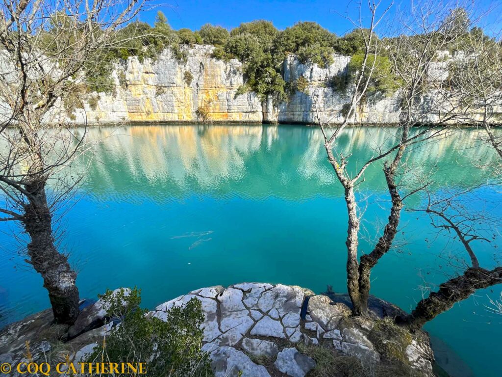 Sur la rando de Saint Laurent du Verdon vue sur la rivière turquoise et les falaises