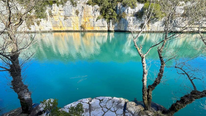 Sur la rando de Saint Laurent du Verdon vue sur la rivière turquoise et les falaises