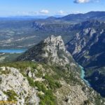 depuis le sommet du grand Marges, panorama sur les gorges du Verdon avec les falaises et le lac de Sainte Croix