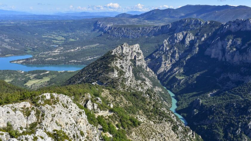 depuis le sommet du grand Marges, panorama sur les gorges du Verdon avec les falaises et le lac de Sainte Croix