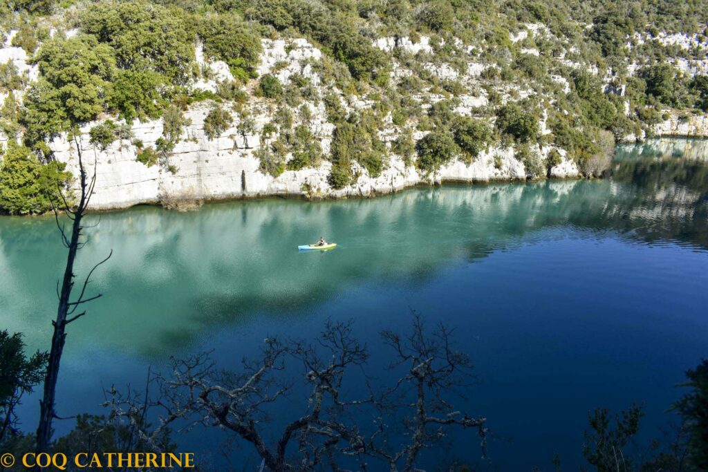 Depuis la rando de Saint Laurent du Verdon vue sur la rivière turquoise avec un canoé et des falaises