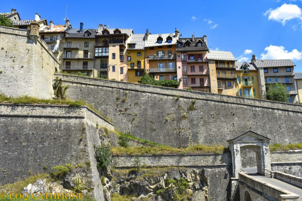 Les façades de Briançon au-dessus des murs d’enceinte et de la porte d’Embrun