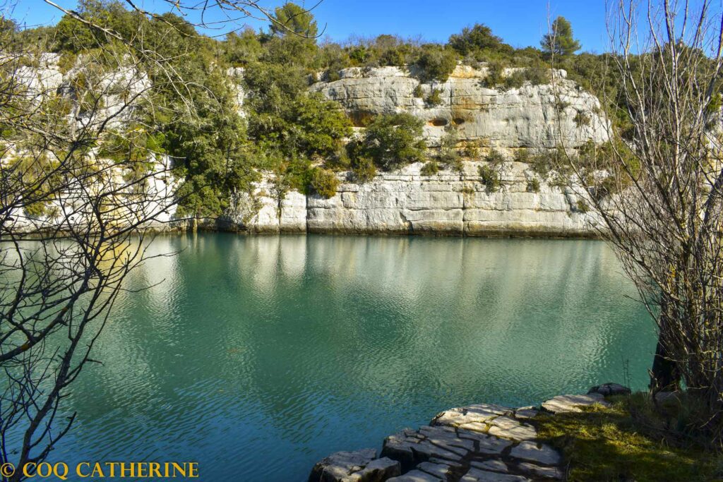 Sur la rando de Saint Laurent du Verdon vue sur la rivière turquoise et les falaises