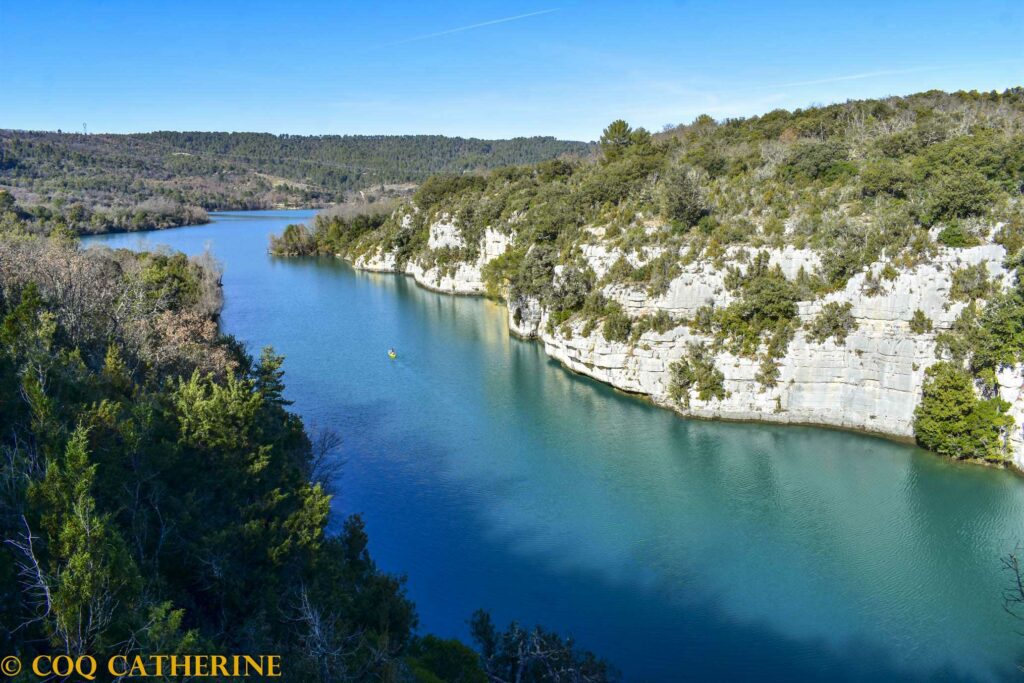 Depuis Coteau Chiron sur la rando de Saint Laurent du Verdon vue sur la rivière turquoise avec un canoé et des falaises