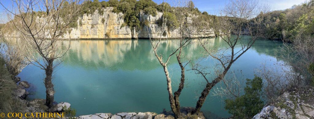 Sur la rando de Saint Laurent du Verdon vue sur la rivière turquoise et les falaises