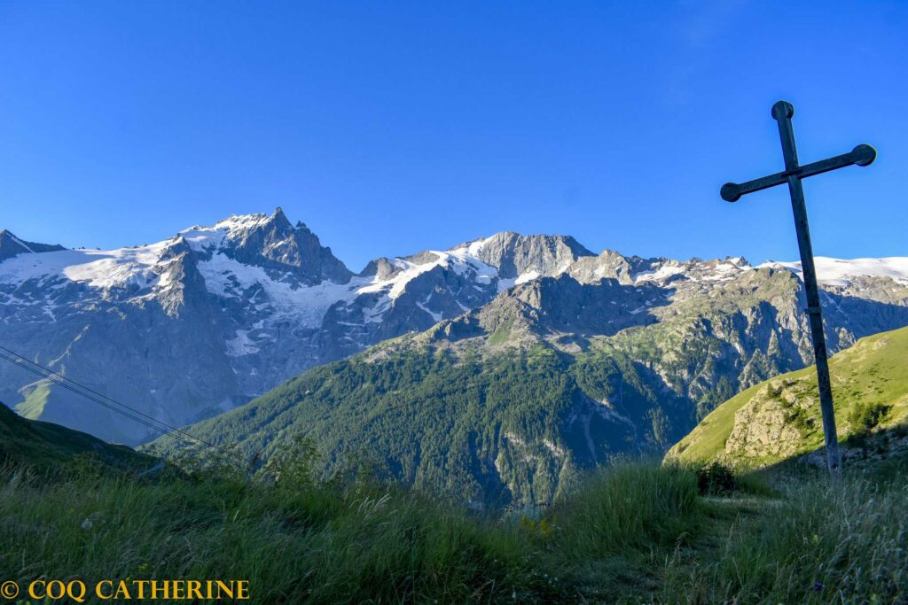 Panorama sur le massif de la Meije avec une grande croix