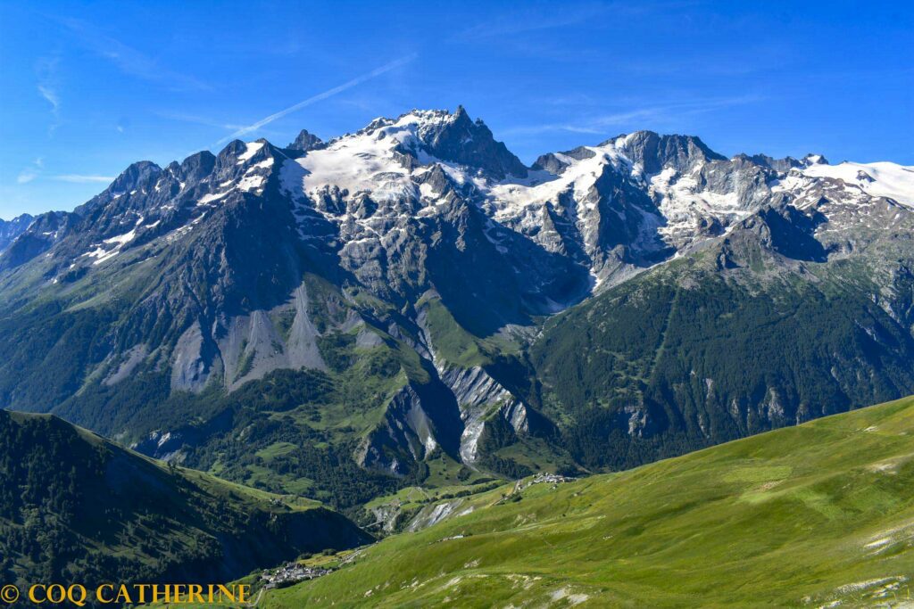 le panorama sur le massif de la Meije et les villages depuis le Signal de la Grave