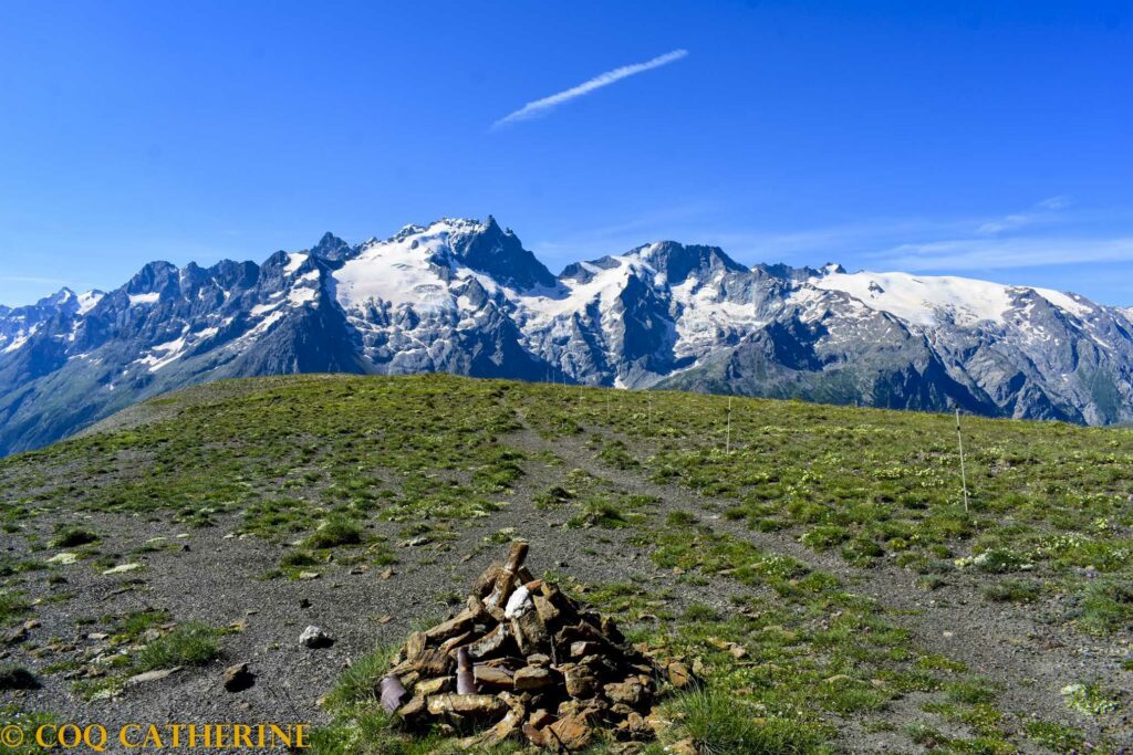 panorama sur le massif de la Meije avec un Cairn en premier plan, sur la sente du Signal de la Grave au lac du Goléon