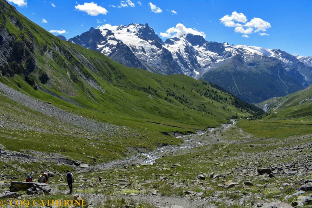 Panorama sur le massif de la Meije sur le chemin qui descend du lac du Goléon