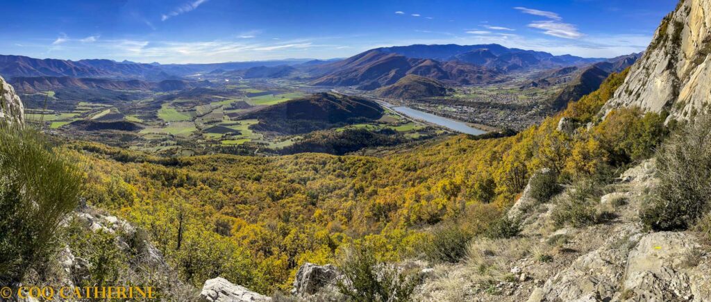 Panorama sur Sisteron et la rivière de la Durance avec la montagne de Lure