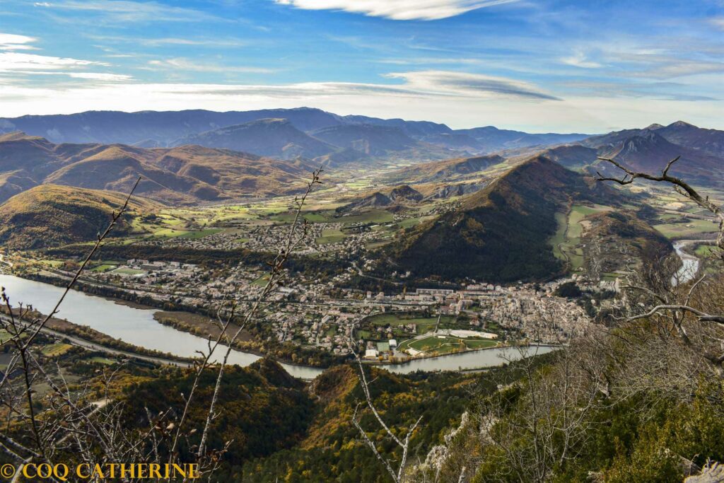 Panorama sur Sisteron avec la citadelle et le village à ses pieds et la rivière de la Durance et la montagne de Lure