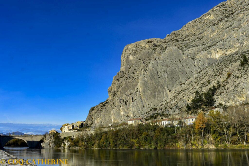 les falaises verticales de la Baume de Sisteron et la Durance