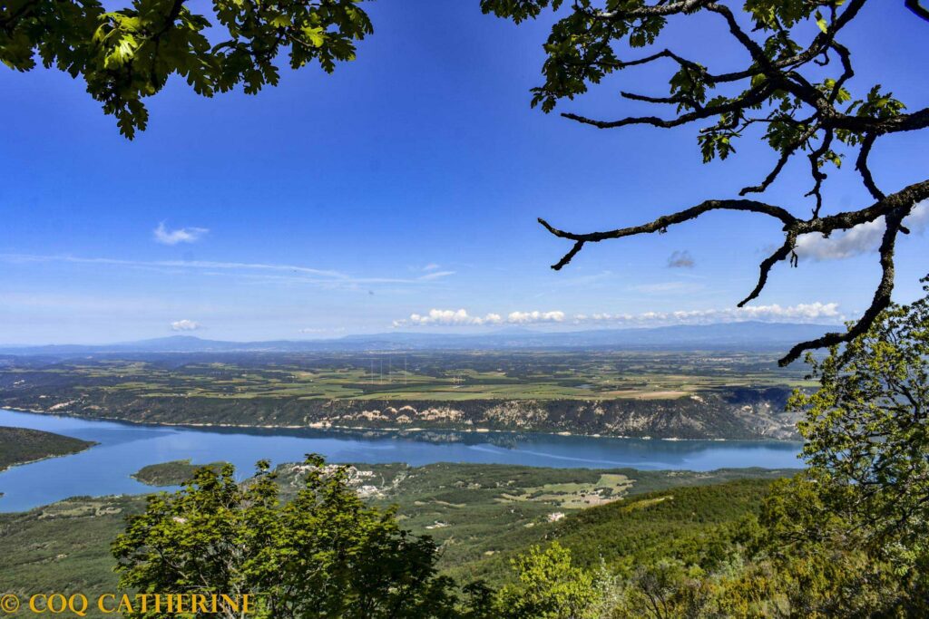 depuis le sommet du grand Marges, panorama sur le lac de Sainte Croix et le plateau de Valensole