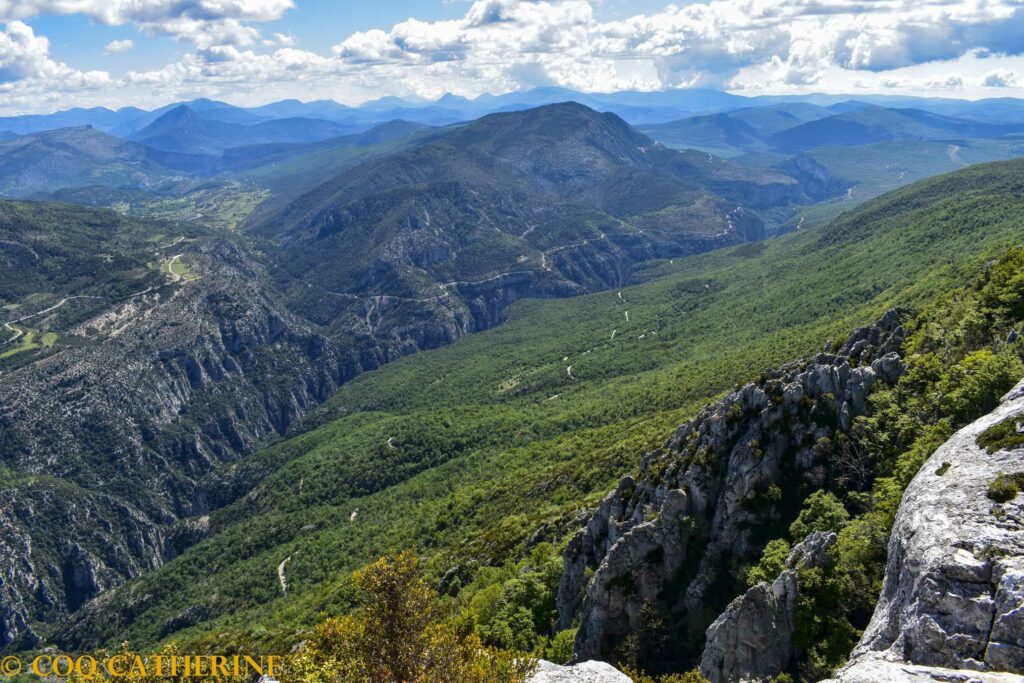 depuis le sommet du grand Marges, panorama sur toutes les gorges du Verdon et le village de La Palus