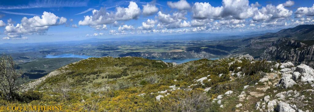 depuis le sommet du grand Marges, panorama sur les gorges du Verdon avec les falaises et le lac de Sainte Croix