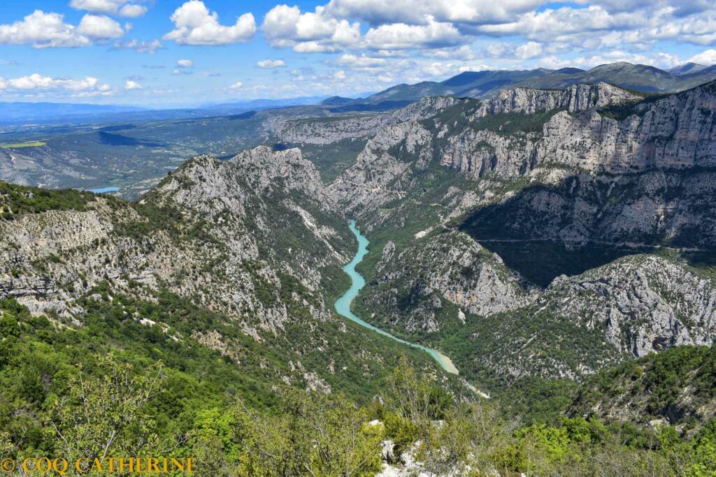 depuis le grand Marges, panorama sur les gorges du Verdon avec les falaises et le lac de Sainte Croix