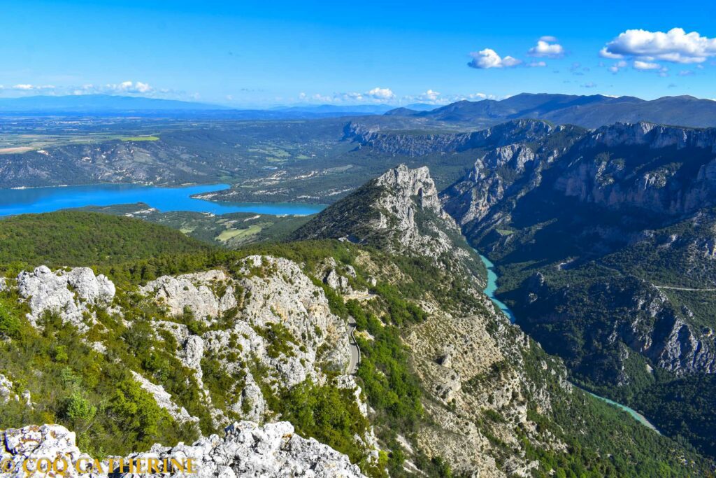 depuis le sommet du grand Marges, panorama sur les gorges du Verdon avec les falaises et le lac de Sainte Croix