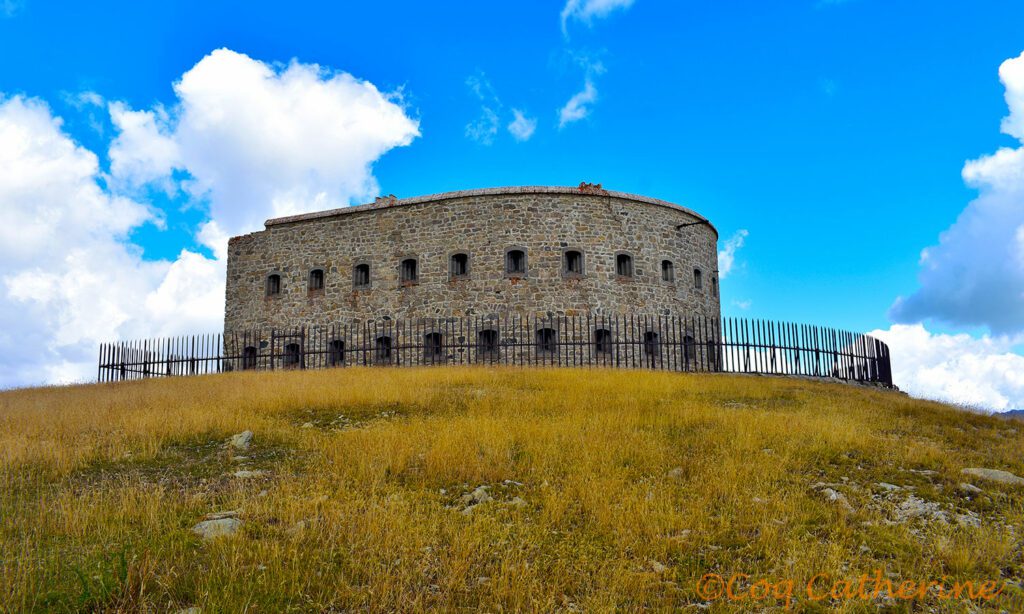 sur la rando pour le fort de Lenlon avec une clôture métallique sur les hauteurs de Briançon