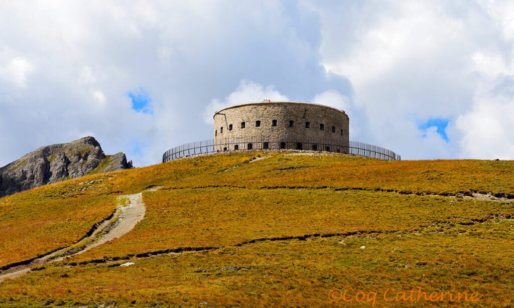 sur la rando pour le fort de Lenlon avec une clôture métallique