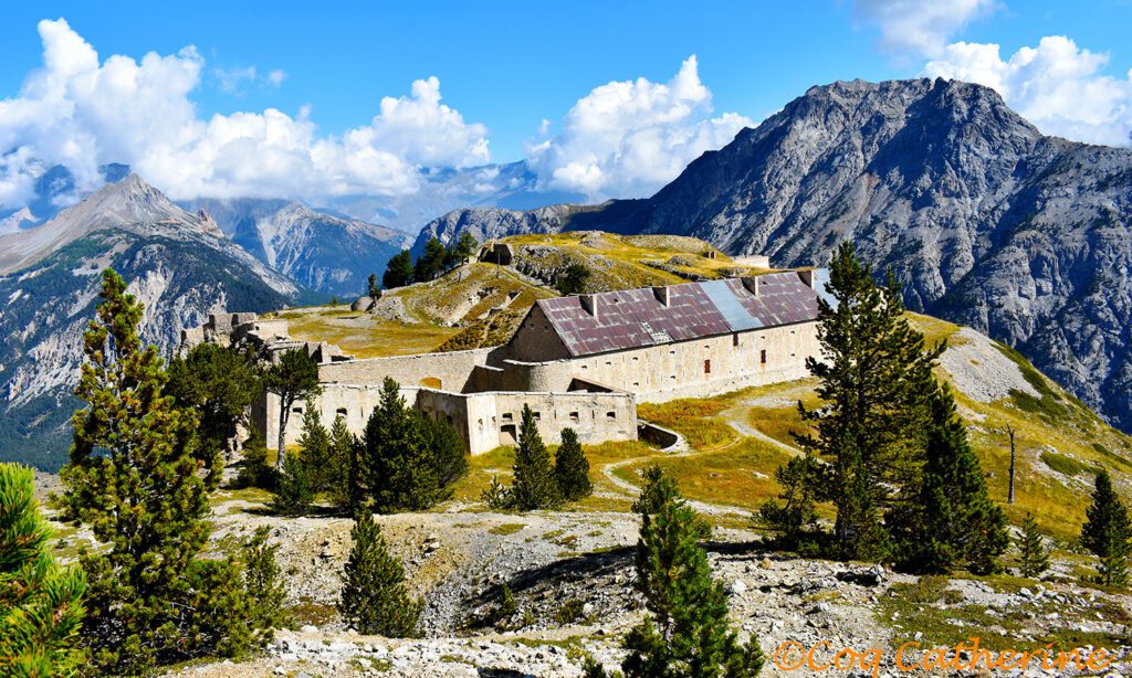 sur la rando pour le fort de l’Olive avec des baraquements sur les hauteurs de Briançon