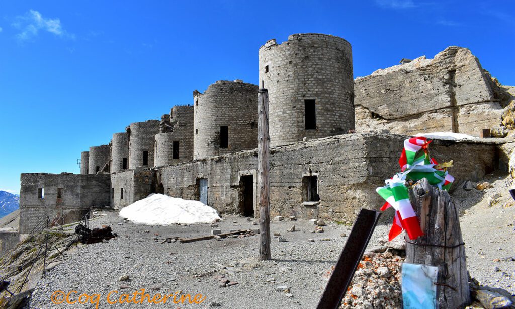 sur la rando pour le fort du Chaberton avec les tourelles en pierre et le drapeau italien du monument