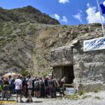 une foule de gens devant l’entrée du fort Maginot du Janus avec le drapeau français