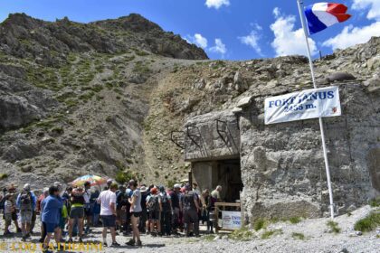 une foule de gens devant l’entrée du fort Maginot du Janus avec le drapeau français