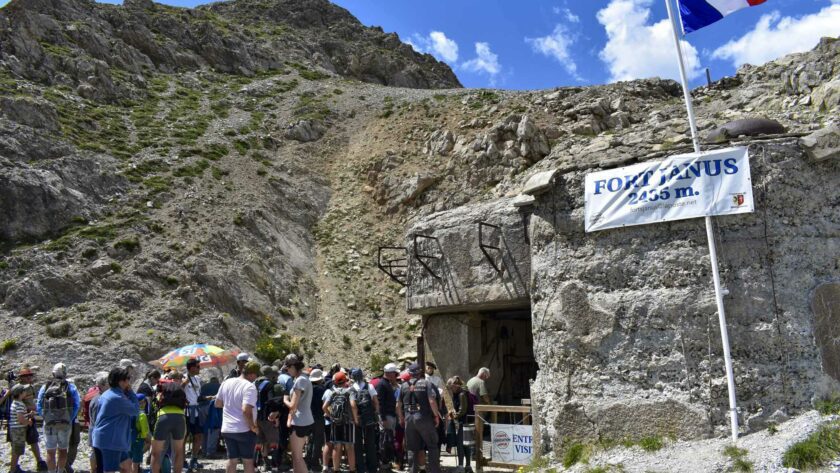 une foule de gens devant l’entrée du fort Maginot du Janus avec le drapeau français