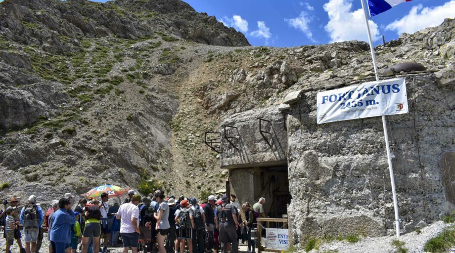 une foule de gens devant l’entrée du fort Maginot du Janus avec le drapeau français