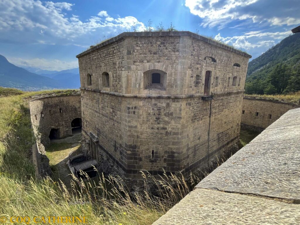 La redoute du fort des Salettes avec le fossé et la galerie de contre escarpe