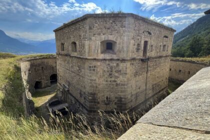 La redoute du fort des Salettes avec le fossé et la galerie de contre escarpe