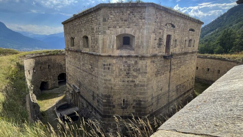 La redoute du fort des Salettes avec le fossé et la galerie de contre escarpe