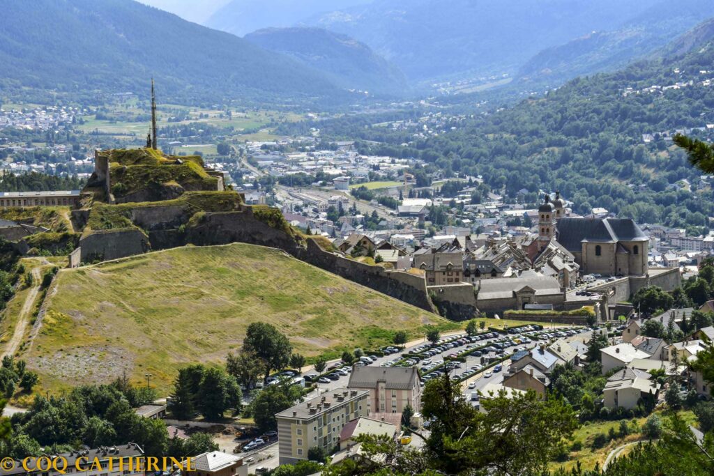 Panorama sur le fort de Briançon, la collégiale et la vallée de la Durance depuis le fort des Salettes