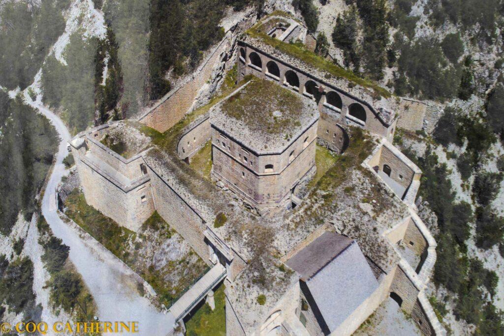 Vue aérienne du fort des Salettes avec les bastions et les casemates