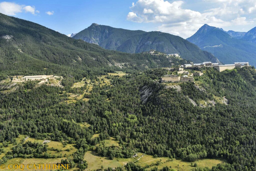 Panorama sur les forts des Trois-Têtes, du Randouillet, du Dauphin dans la montagne