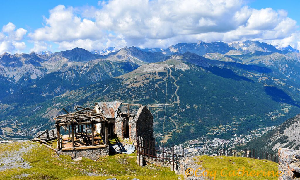 sur la rando pour le fort de l’infernet avec le téléphérique sur les hauteurs de Briançon