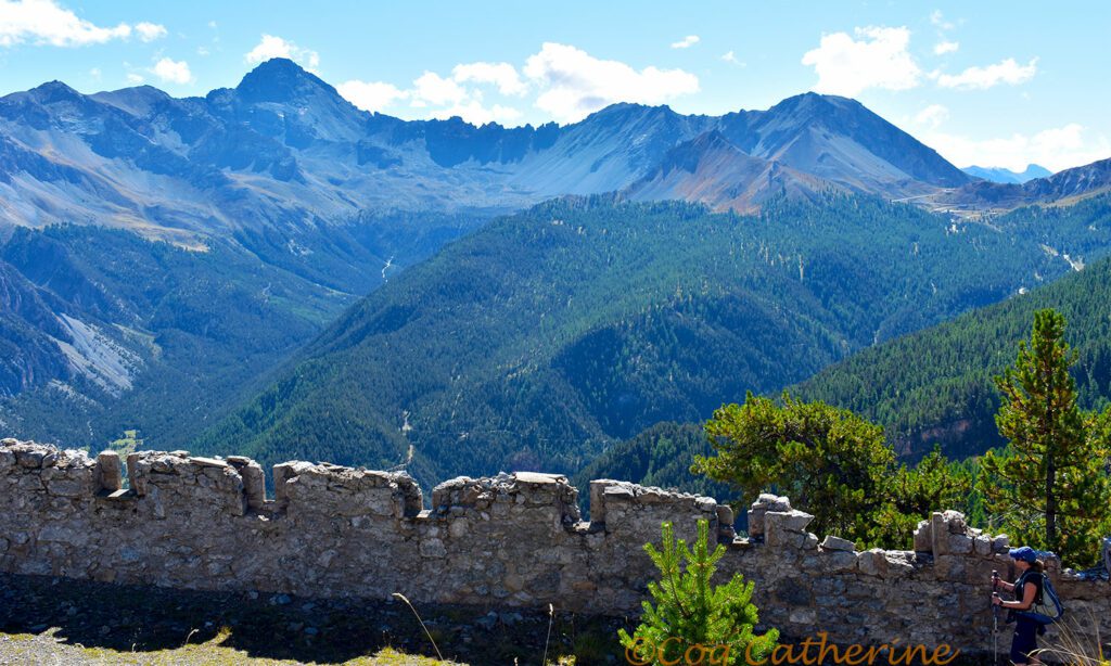 Panorama sur le Pic de Rochebrune et un mur sur la rando pour le fort du blockhaus de la Lausette