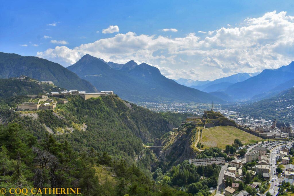 Panorama sur le fort de Briançon et la vallée de la Durance depuis le fort des Salettes