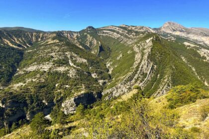 Panorama sur le vélodrome d’Esclangon avec la lame de Facibelle au milieu